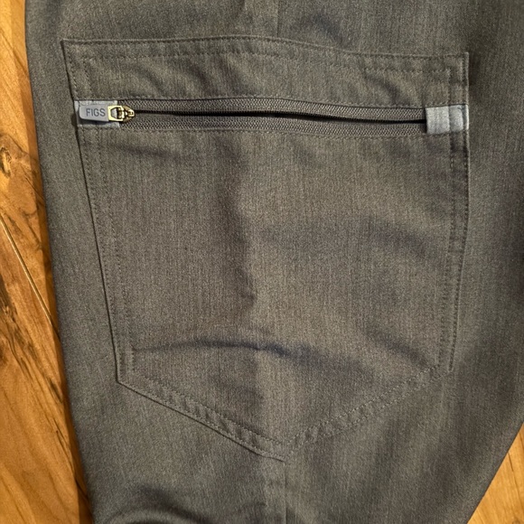 🏥🩺 FIGS Scrub Set – Graphite (Joggers + Top) – L - Picture 9 of 16